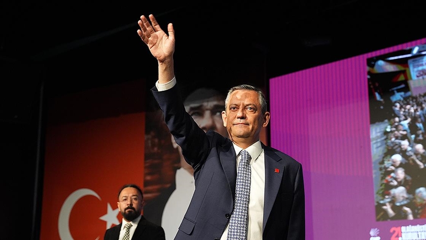 Σάρωσε ο Οζγκιούρ Οζέλ – Επανεξελέγη για τρίτη φορά Πρόεδρος τουCHP